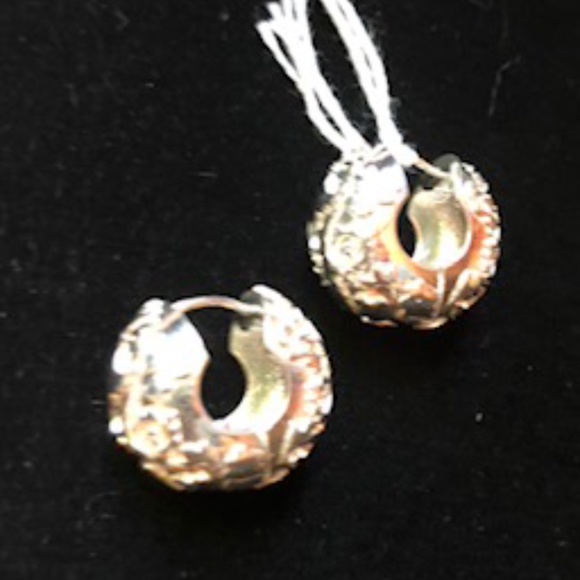 *HOST PICK* Baroque Huggie Hoop Earrings *NEW* - Picture 6 of 6